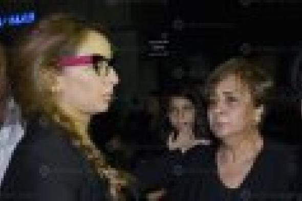 بالصور: أحمد عز وزينة يجتمعان لأول مرة منذ قضية النسب في عزاء نهاد رمزي