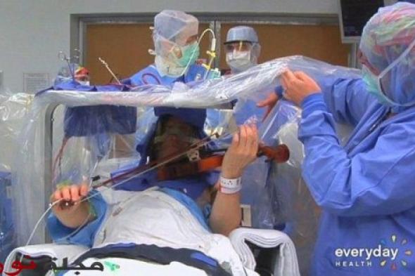 عازف الكمان الشهير " روجر فريش " يعزف أثناء خضوعه لعملية جراحية