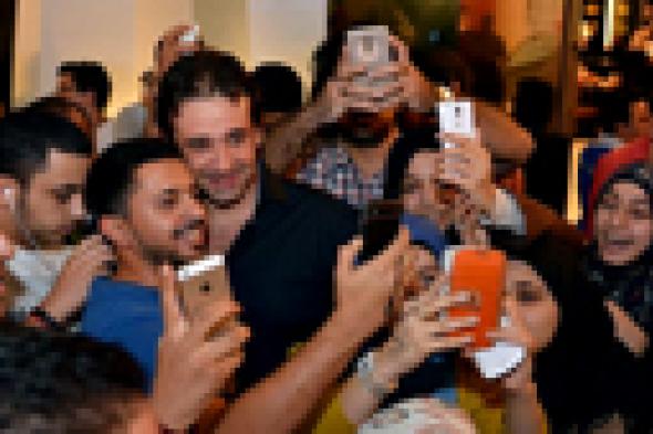 بالصور: جمهور كريم عبد العزيز في دبي ينهالون بالـ Selfie عليه