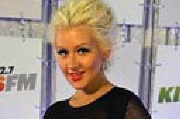 كريستينا أجيليرا ترزق بمولودة من خطيبها