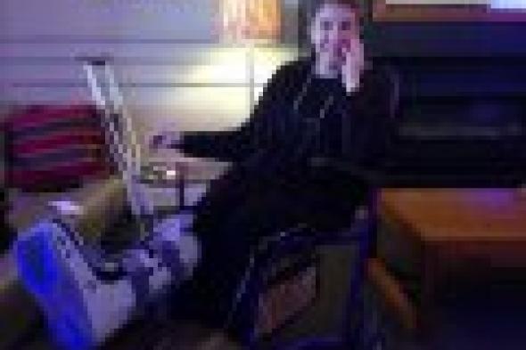 بالصور: إصابة هالة سرحان تجبرها على استخدام "كرسي متحرك"