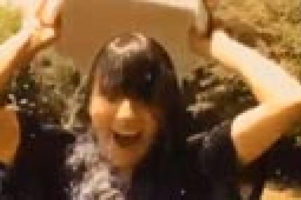 بالفيديو: ساندي أول فنانة عربية تخوض "تحدي الثلج".. وترشح السيسي