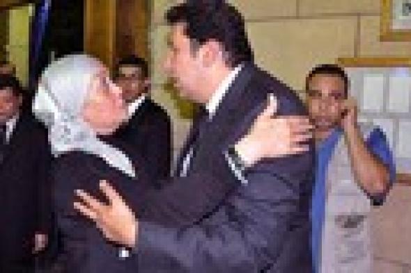 بالفيديو- هالة فاخر: حجابي لا يمنعني من تقبيل زملائي