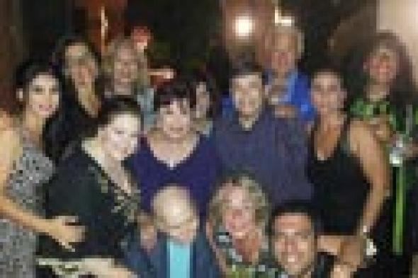 صورة: فريق 4M يجتمع مع الفنانين للاحتفال بعيد ميلاد عزت أبو عوف