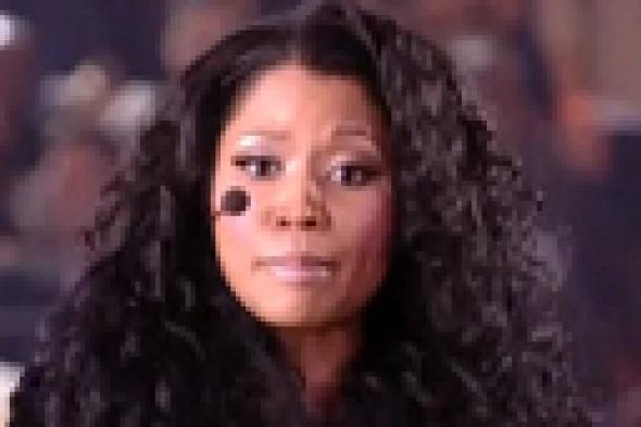 بالصور والفيديو: نيكي ميناج تتعرض لموقف محرج في حفل جوائز MTV للفيديو كليب