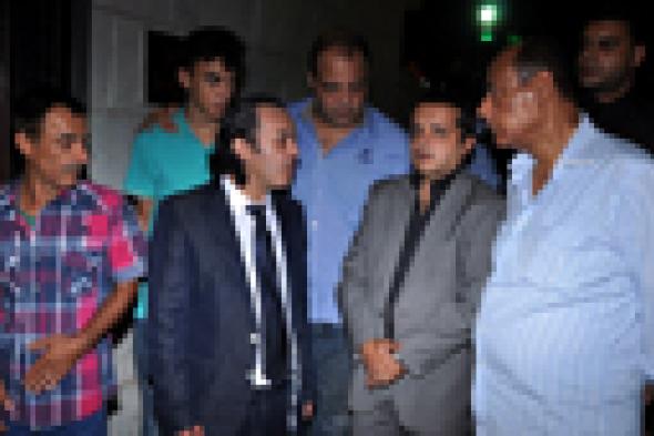 بالصور: محمد هنيدي وأحمد بدير وآخرون يواسون علاء مرسي في وفاة والدته