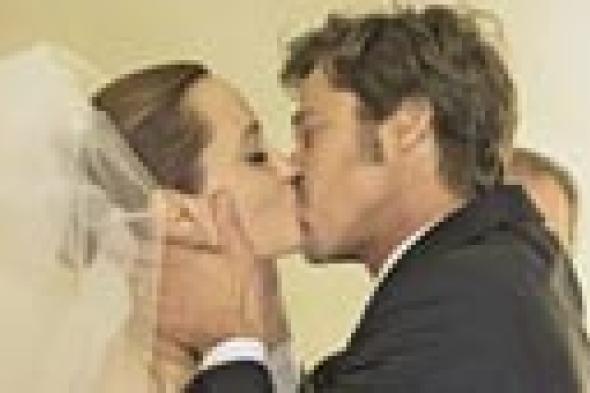 الصور الأولى من زفاف "برانجيلينا".. وتفاصيل فستان أنجيلينا جولي