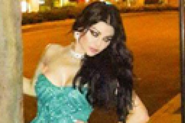 بالفيديو: هيفاء وهبي تبرز أنوثتها بـ "الأخضر" في حفل زفاف