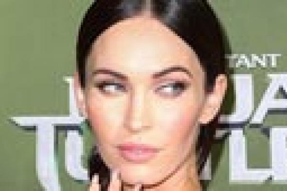 بالصور: ميجان فوكس ترسم وشم "صعبنيات" على خصرها