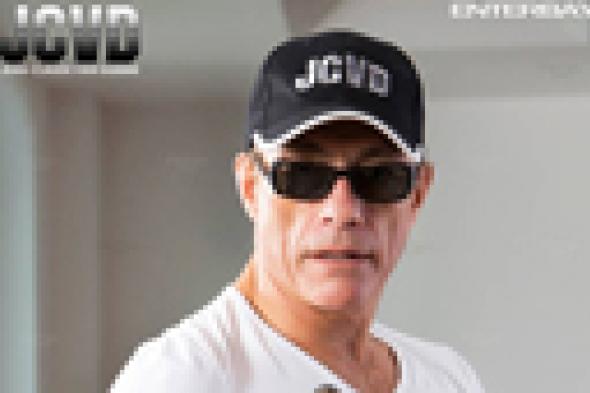 بالصور: فان دام يحتفل بطرح أول دمية شبيهة له ومحاكية لحركاته!