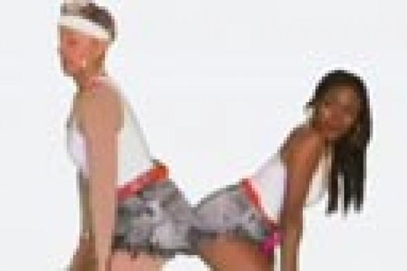 بالصور والفيديو: إلين ديجينيريس تتنافس مع نيكي ميناج في "سباق المؤخرات"!