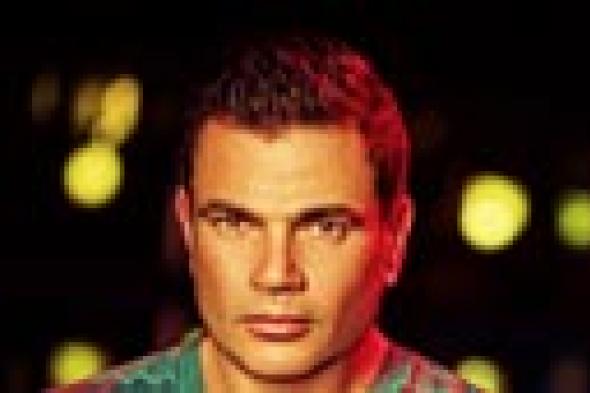 صورة: عمرو دياب ينهي جدل تقليده لـ"إجلاسيوس" في "البوستر" النهائي لـ"شفت الأيام"