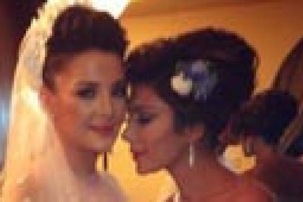 "لبسه الطرحة" هدية أصالة لابنتها في حفل زفافها