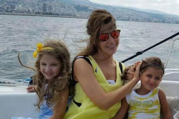 بالصورة: نانسي عجرم تستجم بصحبة طفلتيها في البحر