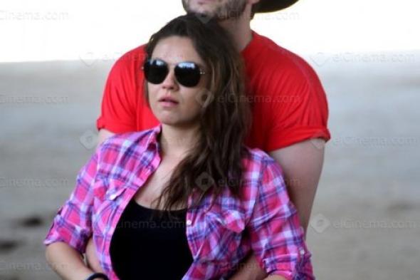 ميلا كونيس تضع طفلتها الأولى من خطيبها أشتون كوتشر