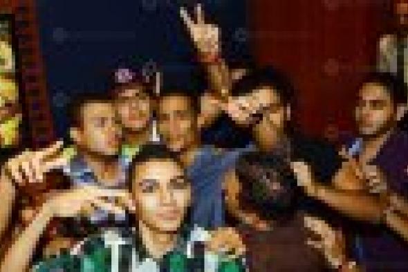 محمد رمضان يحتفل بـ"واحد صعيدي" مع الجمهور في وسط البلد ومول العرب