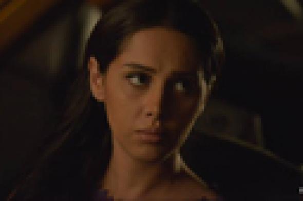 صورة- ياسمين رئيس تتمسك بالشعر الطويل في "بلاش تبوسني"