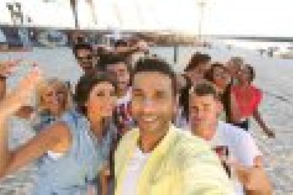 بالصور: فايز السعيد ينتهي من تصوير "سيلفي" في شوارع دبي