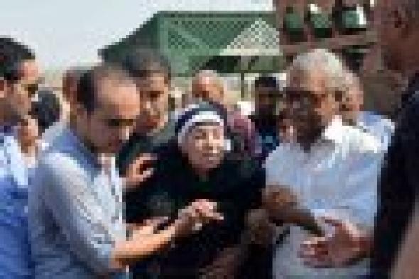 بالصور: الفنانون في جنازة نجل الفنانة رجاء حسين