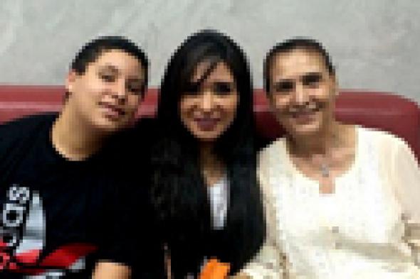 صورة- دينا تعبر عن حبها لوالدتها وابنها بصورة