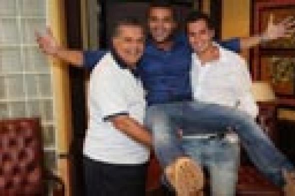 بالصور- محسن جابر يحمل رامي صبري.. والسبب؟