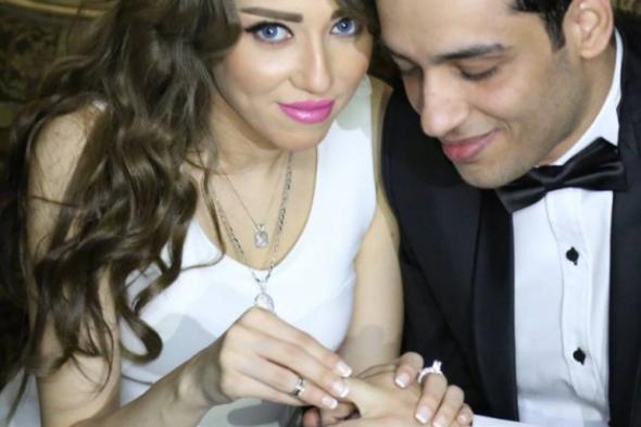بالصورة: ناريمان الفقي تضع خاتم الزواج لرامي جمال