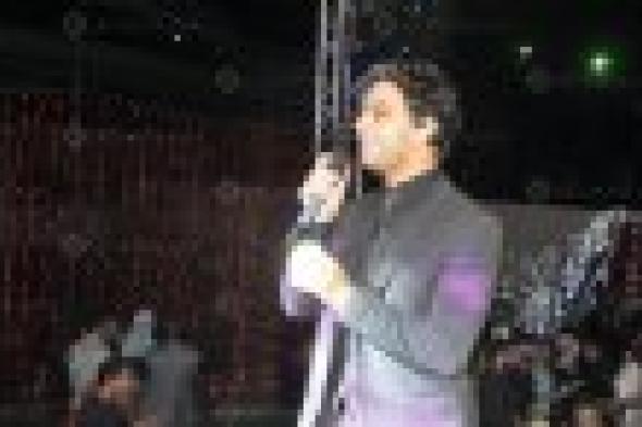 بالصور: أحمد جمال يتألق في حفله بـ"مودرن سكول"