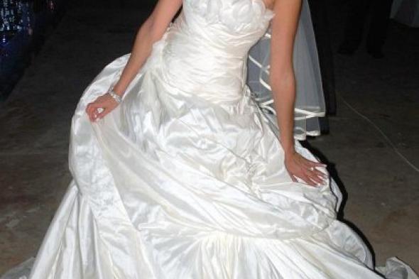 بشرى تتبرع بفستان زفافها لصالح الأعمال الخيرية