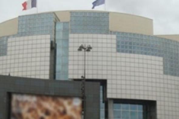 مسرح فرنسي يطرد منقبة خليجية