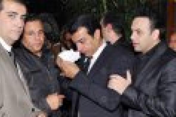 بالصور: نجوم الفن يواسون إيهاب توفيق في عزاء والدته