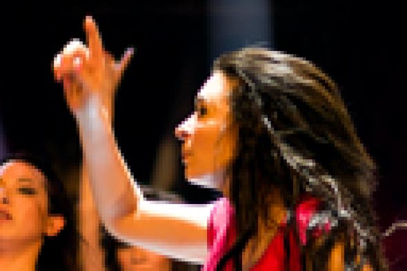 وقف "راقصة" دينا حدادا على ضحايا تفجيرات سيناء