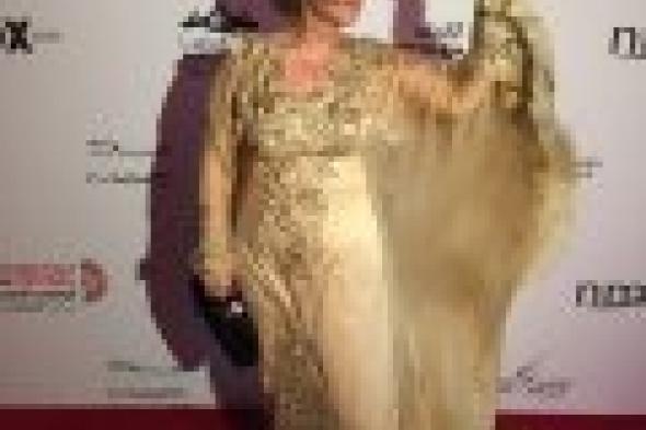 بالصور والفيديو: بوسي تتألق بالعباية العربية في أبو ظبي السينمائي