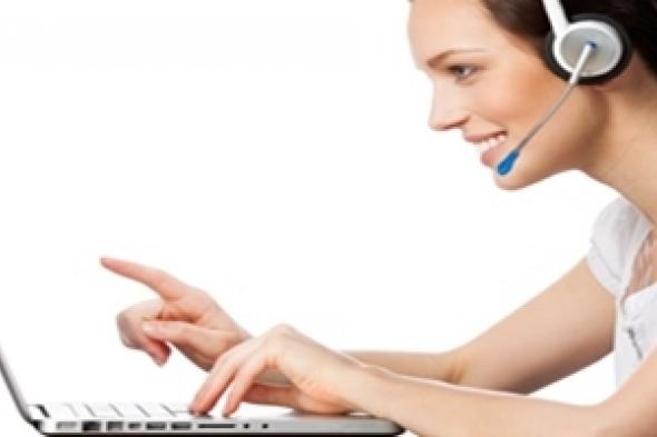 المرأة الفرنسية تدير متطلبات منزلها عبر الإنترنت