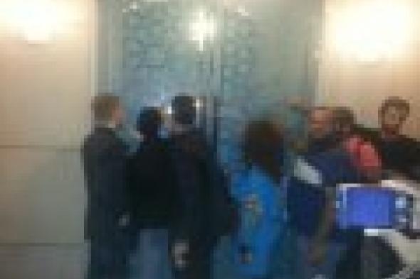 بالصور.. إغلاق قاعة المسرح الصغير قبل بدء عرض الفيلم الأردني "ذيب" يثير أزمة!