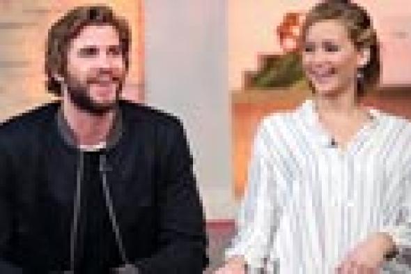 بالفيديو- ليام هيمسورث: لا أطيق تقبيل جينفر لورانس بسبب رائحة فمها