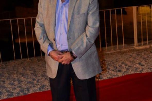 طارق الشناوي ينتقد إدارة "القاهرة السينمائي" من سجادة حفل الختام