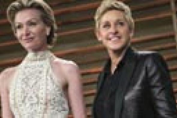 إلين ديجينريس وزوجتها بورشا تسخران من العارية كيم كاردشيان