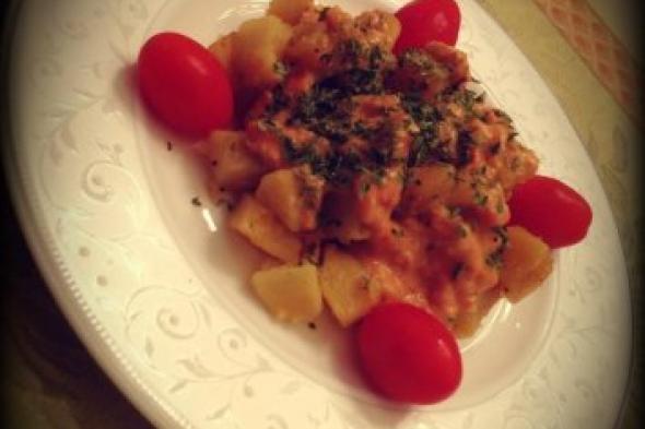 Patatas Bravas Home Fríes with Roasted Tomato Aioli .. لمحبّي المطبخ الإسباني