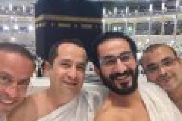 بالصور: بعد تماثله للشفاء، أحمد حلمي يؤدي مناسك العمرة