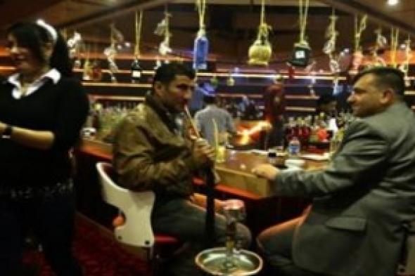 النادلات المغربيات يواجهن النظرة السلبيّة بالعمل