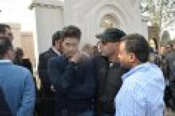 بالصور: السقا وكريم عبدالعزيز ومروان حامد يودعون نادر جلال من السيدة نفسية