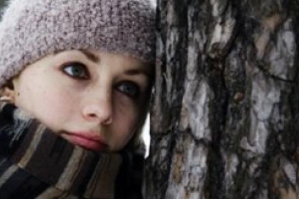 لماذا النساء أكثر عرضة لمشاعر الحزن والاكتئاب في الشتاء؟