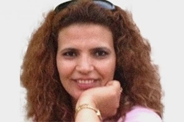 المرأة بعزيمتها تشيد ناطحة سحاب