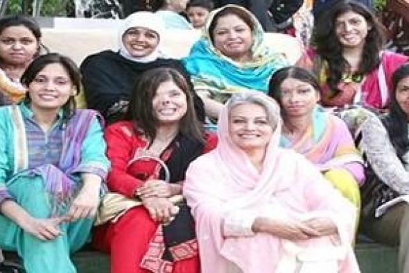 بالصور : صالون تجميل يوظف مصابات ضحايا التحيز الجنسي