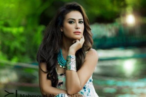 بالفيديو: هند صبري تتبرع بجلباب شخصية "كريمة" لحملة مكافحة "الجوع" بالوطن العربي