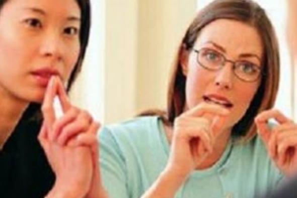 نساء فرنسا العاملات يعترضن على مشروع قانون فتح المحلات التجارية يوم الأحد