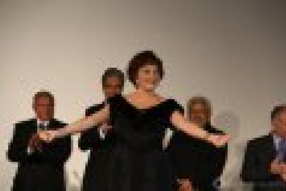 لبلبة بالصور: تكريمي عشية ذكرى ثورة يناير "فأل حسن"