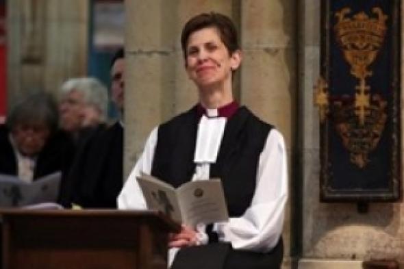 كنيسة إنجلترا تعين لأول مرة امرأة أسقفا رغم الانقسام