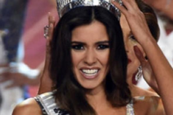 طالبة كولومبية ترتدى تاج نساء الكون