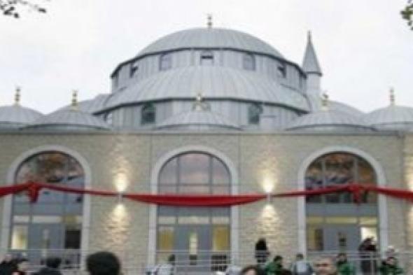 وقف إمام مصري عن الخطابة بمسجد النور في ألمانيا لإهانته المرأة